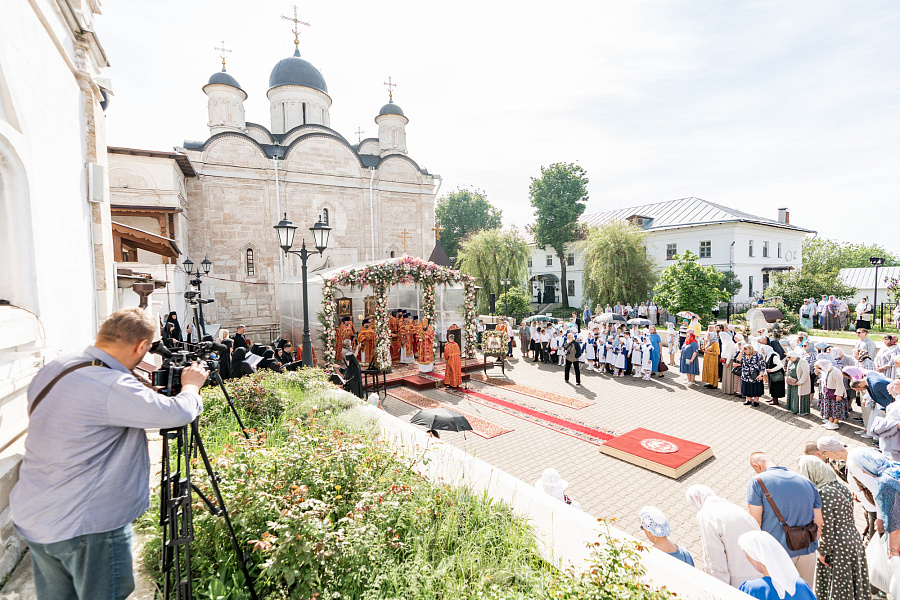 Божественная литургия во Введенском Владычнем монастыре города Серпухова